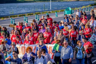 PONTEVEDRA, İspanya - 16 Haziran 2018: Köyün bir kıyı bölgesinde, Ria de Pontevedra 'da kağıt hamuru endüstrisinin kalıcılığına karşı gösteri.