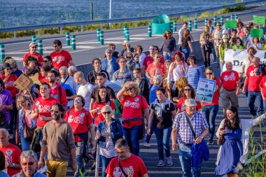 PONTEVEDRA, İspanya - 16 Haziran 2018: Köyün bir kıyı bölgesinde, Ria de Pontevedra 'da kağıt hamuru endüstrisinin kalıcılığına karşı gösteri.