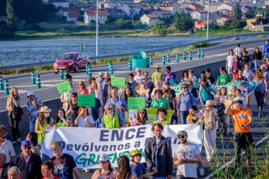 PONTEVEDRA, İspanya - 16 Haziran 2018: Köyün bir kıyı bölgesinde, Ria de Pontevedra 'da kağıt hamuru endüstrisinin kalıcılığına karşı gösteri.