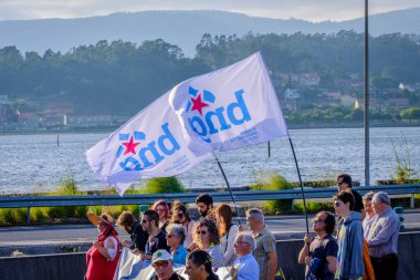 PONTEVEDRA, İspanya - 16 Haziran 2018: Köyün bir kıyı bölgesinde, Ria de Pontevedra 'da kağıt hamuru endüstrisinin kalıcılığına karşı gösteri.