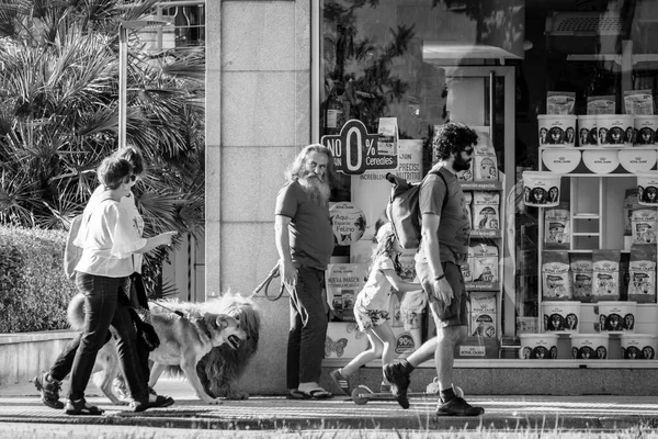 Pontevedra Espanha Junho 2018 Grupo Pessoas Caminha Pela Rua Com — Fotografia de Stock