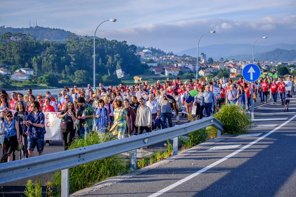PONTEVEDRA, İspanya - 16 Haziran 2018: Köyün bir kıyı bölgesinde, Ria de Pontevedra 'da kağıt hamuru endüstrisinin kalıcılığına karşı gösteri.