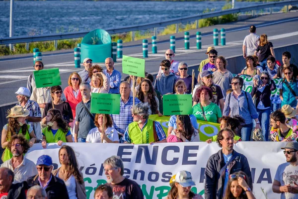 PONTEVEDRA, İspanya - 16 Haziran 2018: Köyün bir kıyı bölgesinde, Ria de Pontevedra 'da kağıt hamuru endüstrisinin kalıcılığına karşı gösteri.