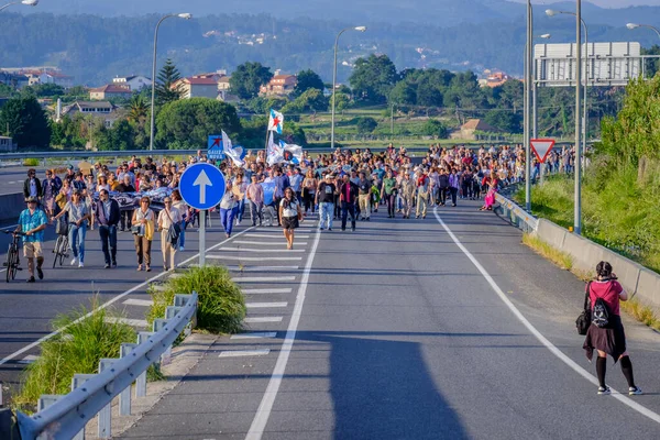 PONTEVEDRA, İspanya - 16 Haziran 2018: Köyün bir kıyı bölgesinde, Ria de Pontevedra 'da kağıt hamuru endüstrisinin kalıcılığına karşı gösteri.