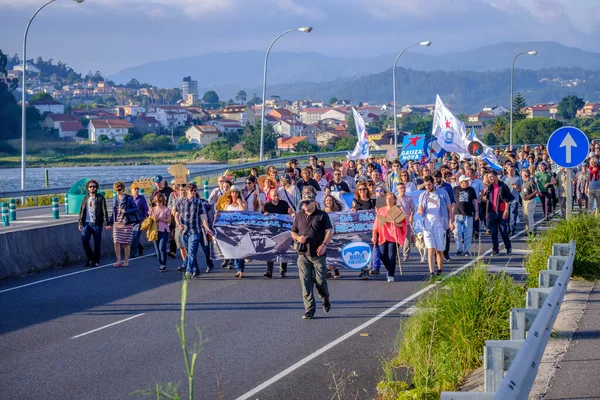 PONTEVEDRA, İspanya - 16 Haziran 2018: Köyün bir kıyı bölgesinde, Ria de Pontevedra 'da kağıt hamuru endüstrisinin kalıcılığına karşı gösteri.