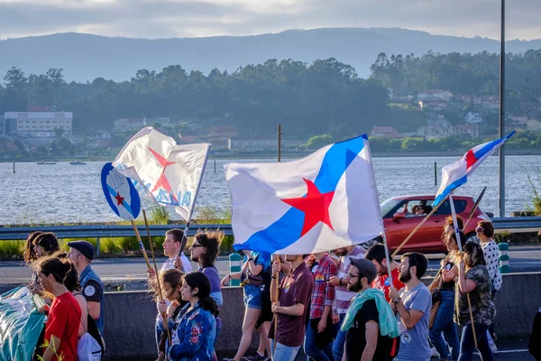 PONTEVEDRA, İspanya - 16 Haziran 2018: Köyün bir kıyı bölgesinde, Ria de Pontevedra 'da kağıt hamuru endüstrisinin kalıcılığına karşı gösteri.
