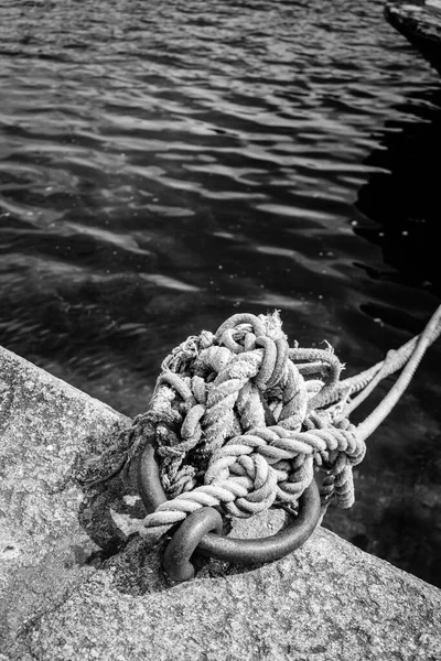 Anel Usado Nas Docas Para Segurar Barcos Com Cordas — Fotografia de Stock