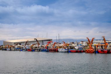 CAMBADOS, İSPAN - 2 Haziran 2018: Küçük balıkçı tekneleri köyün balıkçı limanına demir attı.
