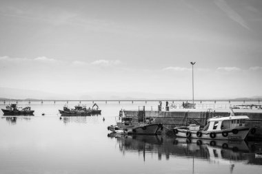 Illa de Arousa, İspanya - 2 Haziran 2018: Adanın balıkçı limanı yakınlarındaki balıkçı tekneleri.