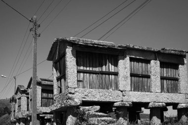 Beresmo 'dan toplanan ambarlar, Galiçya' nın en önemli ve uçakla değil, Ourense 'deki (İspanya) en önemli ambarlarından bazılarında görülebilir. İnşaatı 14 'e kadar uzanıyor..