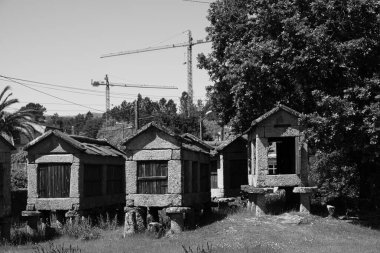 Beresmo 'dan toplanan ambarlar, Galiçya' nın en önemli ve uçakla değil, Ourense 'deki (İspanya) en önemli ambarlarından bazılarında görülebilir. İnşaatı 14 'e kadar uzanıyor..