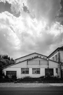 17 Mayıs 2018: Kırsal kesimde eski bir parti odasının cephesi, şu anda terk edilmiş durumda..