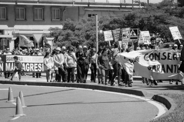 PONTEVEDRA, İspanya - 16 Haziran 2019: Ria de Pontevedra kıyılarında yer alan pasta endüstrisine karşı ekolojik gösteri.