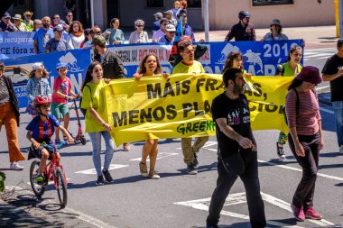 PONTEVEDRA, İspanya - 16 Haziran 2019: Ria de Pontevedra kıyılarında yer alan pasta endüstrisine karşı ekolojik gösteri.