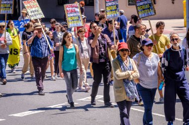 PONTEVEDRA, İspanya - 16 Haziran 2019: Ria de Pontevedra kıyılarında yer alan pasta endüstrisine karşı ekolojik gösteri.