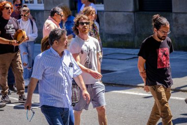 PONTEVEDRA, İspanya - 16 Haziran 2019: Ria de Pontevedra kıyılarında yer alan pasta endüstrisine karşı ekolojik gösteri.