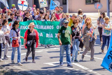 PONTEVEDRA, İspanya - 16 Haziran 2019: Ria de Pontevedra kıyılarında yer alan pasta endüstrisine karşı ekolojik gösteri.