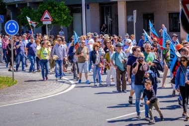 PONTEVEDRA, İspanya - 16 Haziran 2019: Ria de Pontevedra kıyılarında yer alan pasta endüstrisine karşı ekolojik gösteri.