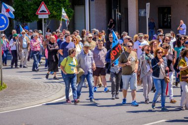 PONTEVEDRA, İspanya - 16 Haziran 2019: Ria de Pontevedra kıyılarında yer alan pasta endüstrisine karşı ekolojik gösteri.