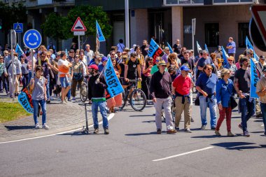 PONTEVEDRA, İspanya - 16 Haziran 2019: Ria de Pontevedra kıyılarında yer alan pasta endüstrisine karşı ekolojik gösteri.