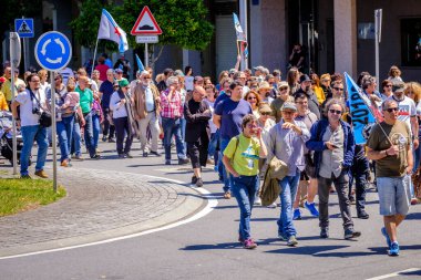 PONTEVEDRA, İspanya - 16 Haziran 2019: Ria de Pontevedra kıyılarında yer alan pasta endüstrisine karşı ekolojik gösteri.