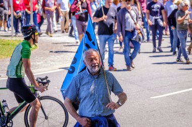 PONTEVEDRA, İspanya - 16 Haziran 2019: Ria de Pontevedra kıyılarında yer alan pasta endüstrisine karşı ekolojik gösteri.