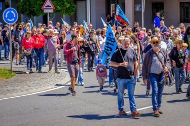 PONTEVEDRA, İspanya - 16 Haziran 2019: Ria de Pontevedra kıyılarında yer alan pasta endüstrisine karşı ekolojik gösteri.