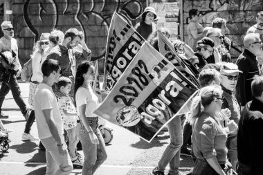 PONTEVEDRA, İspanya - 16 Haziran 2019: Ria de Pontevedra kıyılarında yer alan pasta endüstrisine karşı ekolojik gösteri.