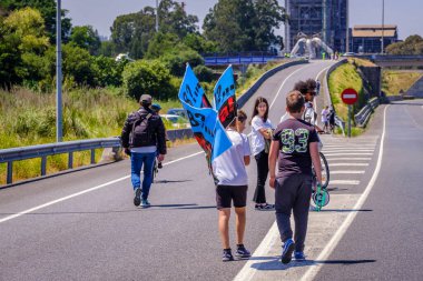 PONTEVEDRA, İspanya - 16 Haziran 2019: Ria de Pontevedra kıyılarında yer alan pasta endüstrisine karşı ekolojik gösteri.