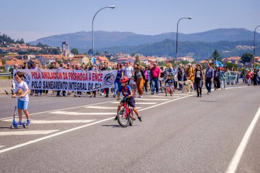 PONTEVEDRA, İspanya - 16 Haziran 2019: Ria de Pontevedra kıyılarında yer alan pasta endüstrisine karşı ekolojik gösteri.