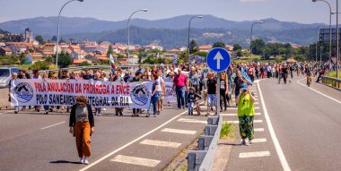 PONTEVEDRA, İspanya - 16 Haziran 2019: Ria de Pontevedra kıyılarında yer alan pasta endüstrisine karşı ekolojik gösteri.