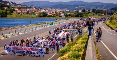 PONTEVEDRA, İspanya - 16 Haziran 2019: Ria de Pontevedra kıyılarında yer alan pasta endüstrisine karşı ekolojik gösteri.