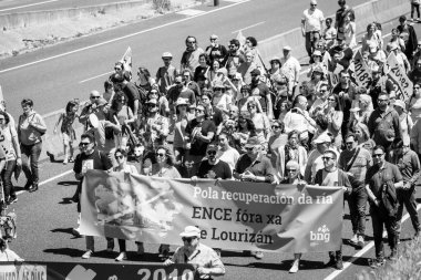 PONTEVEDRA, İspanya - 16 Haziran 2019: Ria de Pontevedra kıyılarında yer alan pasta endüstrisine karşı ekolojik gösteri.