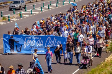 PONTEVEDRA, İspanya - 16 Haziran 2019: Ria de Pontevedra kıyılarında yer alan pasta endüstrisine karşı ekolojik gösteri.