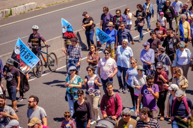 PONTEVEDRA, İspanya - 16 Haziran 2019: Ria de Pontevedra kıyılarında yer alan pasta endüstrisine karşı ekolojik gösteri.