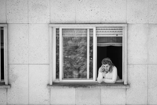 Pontevedra スペイン 2020年3月29日 女性は Covid 19パンデミックのために閉じ込め中に 彼女の家の窓に 彼女のスマートフォンで電話で話します — ストック写真