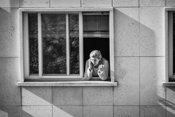 Pontevedra Spanien April 2020 Eine Frau Telefoniert Während Der Inhaftierung — Stockfoto