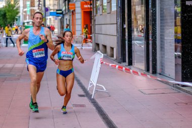 PONTEVEDRA, İspanya - 29 Haziran 2019: 5 ve 10 kilometrelik maraton, trafik kazalarının kurbanlarına şehir sokaklarında yardım etmek için.