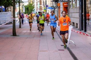 PONTEVEDRA, İspanya - 29 Haziran 2019: 5 ve 10 kilometrelik maraton, trafik kazalarının kurbanlarına şehir sokaklarında yardım etmek için.