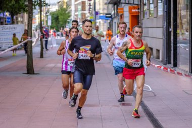 PONTEVEDRA, İspanya - 29 Haziran 2019: 5 ve 10 kilometrelik maraton, trafik kazalarının kurbanlarına şehir sokaklarında yardım etmek için.
