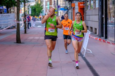 PONTEVEDRA, İspanya - 29 Haziran 2019: 5 ve 10 kilometrelik maraton, trafik kazalarının kurbanlarına şehir sokaklarında yardım etmek için.
