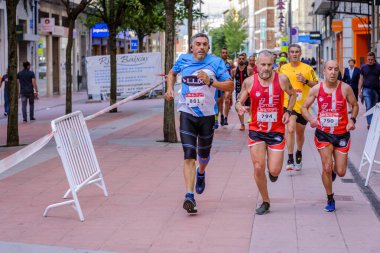 PONTEVEDRA, İspanya - 29 Haziran 2019: 5 ve 10 kilometrelik maraton, trafik kazalarının kurbanlarına şehir sokaklarında yardım etmek için.