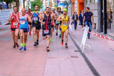 PONTEVEDRA, İspanya - 29 Haziran 2019: 5 ve 10 kilometrelik maraton, trafik kazalarının kurbanlarına şehir sokaklarında yardım etmek için.