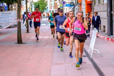 PONTEVEDRA, İspanya - 29 Haziran 2019: 5 ve 10 kilometrelik maraton, trafik kazalarının kurbanlarına şehir sokaklarında yardım etmek için.