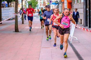 PONTEVEDRA, İspanya - 29 Haziran 2019: 5 ve 10 kilometrelik maraton, trafik kazalarının kurbanlarına şehir sokaklarında yardım etmek için.