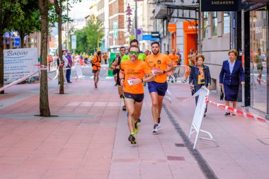 PONTEVEDRA, İspanya - 29 Haziran 2019: 5 ve 10 kilometrelik maraton, trafik kazalarının kurbanlarına şehir sokaklarında yardım etmek için.