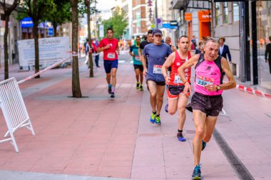 PONTEVEDRA, İspanya - 29 Haziran 2019: 5 ve 10 kilometrelik maraton, trafik kazalarının kurbanlarına şehir sokaklarında yardım etmek için.