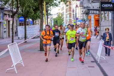PONTEVEDRA, İspanya - 29 Haziran 2019: 5 ve 10 kilometrelik maraton, trafik kazalarının kurbanlarına şehir sokaklarında yardım etmek için.