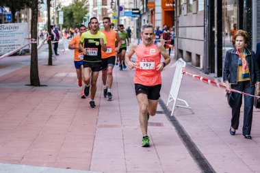 PONTEVEDRA, İspanya - 29 Haziran 2019: 5 ve 10 kilometrelik maraton, trafik kazalarının kurbanlarına şehir sokaklarında yardım etmek için.