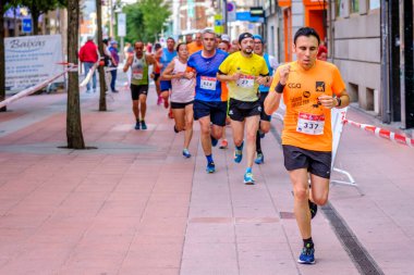PONTEVEDRA, İspanya - 29 Haziran 2019: 5 ve 10 kilometrelik maraton, trafik kazalarının kurbanlarına şehir sokaklarında yardım etmek için.